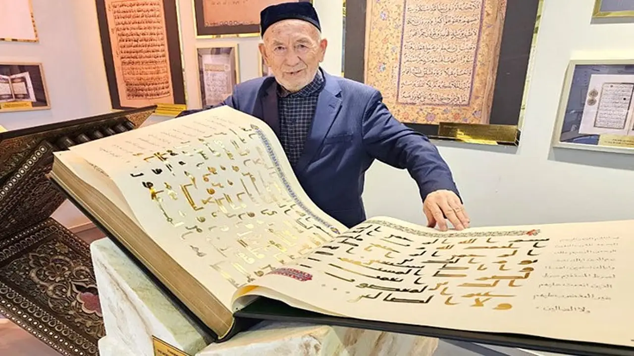 الخطاط الأوزبكي حبيب الله صالح ينجز عملاً تاريخياً بنسخ أقدم مصحف كريم